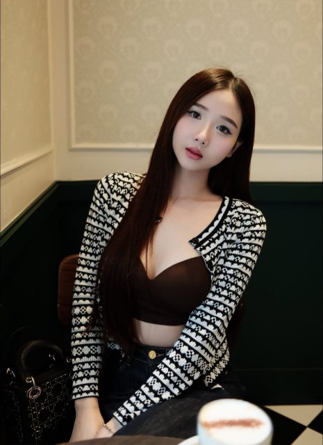 Ly Ly Trần - Ly cà phê còn nóng, mà tim em thì nguội lâu rồi.”