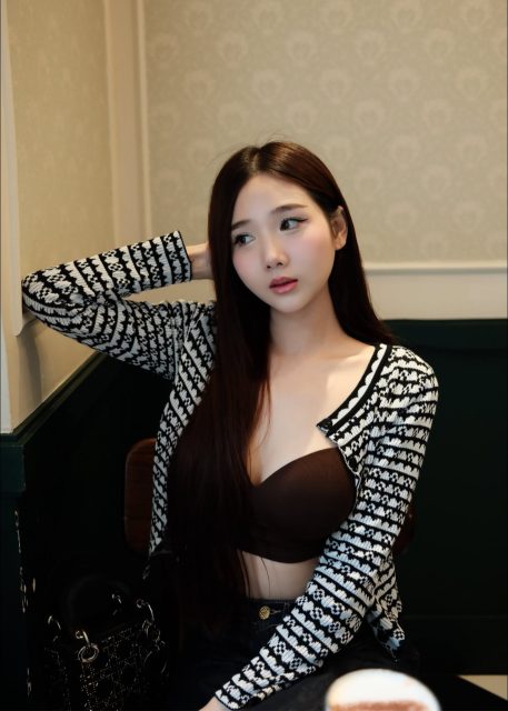 Ly Ly Trần - Ly cà phê còn nóng, mà tim em thì nguội lâu rồi.”