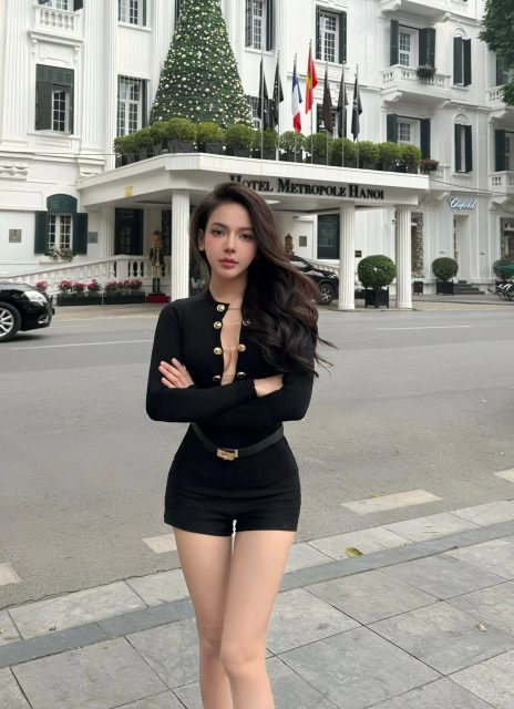 Phạm Quỳnh Trang - đường càng đông lại càng muốn ở nhà người mà ai cũng có thể chạm lại…