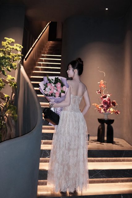 Ly Ly Trần - Mười dặm hoa đào nở, chỉ lấy một bông hoa để trong lòng