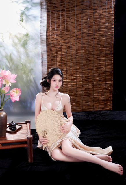 Trần Bích Triều Tiên - Mười dặm hoa nở chỉ lấy một bông để trong lòng