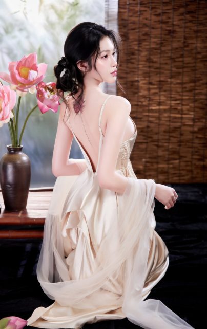 Trần Bích Triều Tiên - Mười dặm hoa nở chỉ lấy một bông để trong lòng