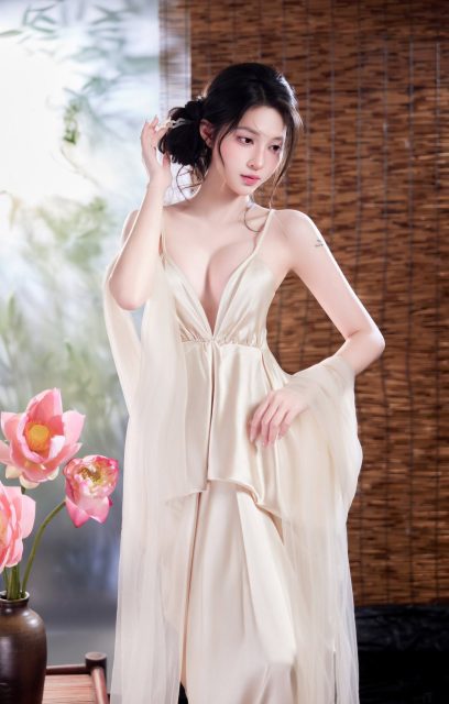 Trần Bích Triều Tiên - Mười dặm hoa nở chỉ lấy một bông để trong lòng
