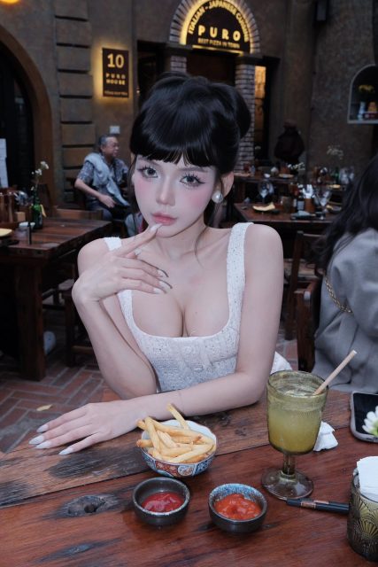 Phạm Quỳnh Trang - bạn gái mèo Tôm ฅ^•ﻌ•^ฅ Bạc Hà Amelie Makeup Hương Chanel