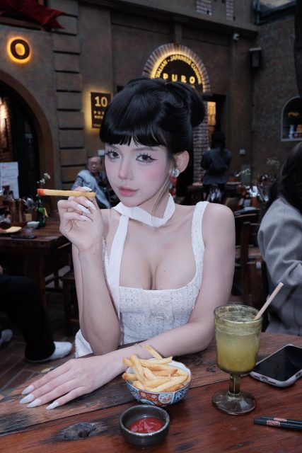 Phạm Quỳnh Trang - bạn gái mèo Tôm ฅ^•ﻌ•^ฅ Bạc Hà Amelie Makeup Hương Chanel