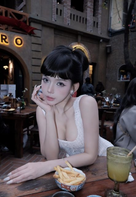 Phạm Quỳnh Trang - bạn gái mèo Tôm ฅ^•ﻌ•^ฅ Bạc Hà Amelie Makeup Hương Chanel