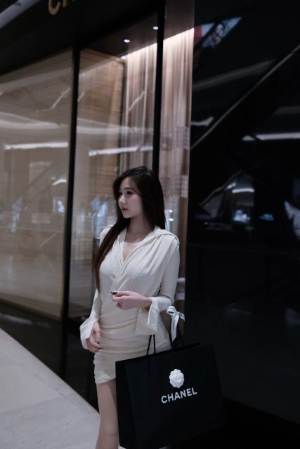 Ly Ly Trần - Bạn cứ sống sao cho thật thôi.. Người ko thật sẽ tự động rẽ lối