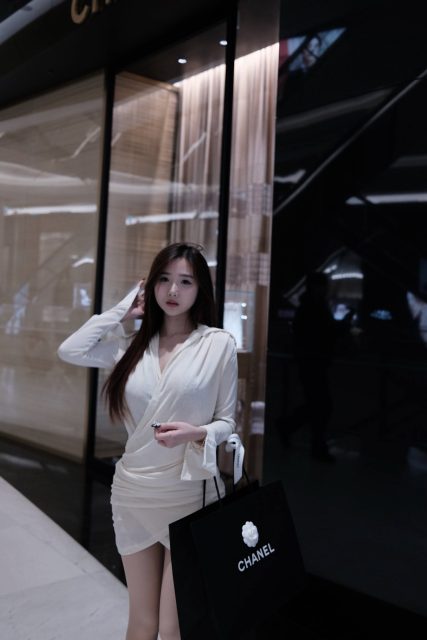 Ly Ly Trần - Bạn cứ sống sao cho thật thôi.. Người ko thật sẽ tự động rẽ lối