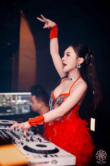 Nguyễn Linh Linh - Một đêm diễn cuối năm thật trọn vẹn tại Fleur d'Or - Space X Hải…