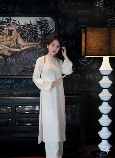 Thảo Uyênn - Ẻm đã gia nhập đường đua áo dài