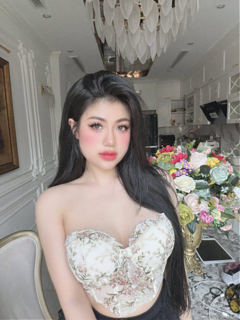 Bích Hoa Nguyễn - Em không phải nàng thơ Em là con thỏ lơ ngơ từ sáng tới chiều ..