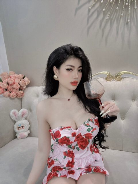 Bích Hoa Nguyễn - Hôm nay em mệt rã rời Thèm ly vang đỏ, anh mời được khumm ..