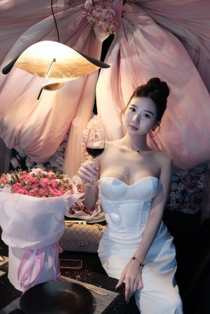 Ly Ly Trần - Khi thế giới bắt đầu lạnh giá Điều ấm áp sẽ là chính em