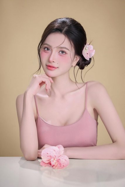 Nịnh Thảo - Tất cả ánh sáng cuộc đời em, đều là do em đóng tiền điện mà có…