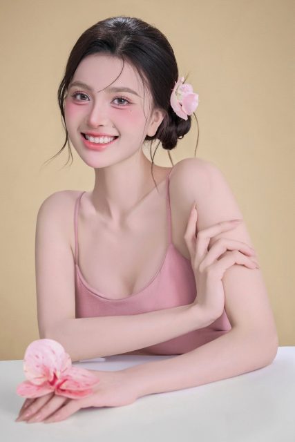 Nịnh Thảo - Tất cả ánh sáng cuộc đời em, đều là do em đóng tiền điện mà có…