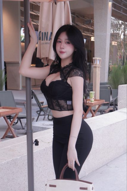 Nguyễn Phạm Tú Uyên - Người ta có tài và tiền, em chỉ hiền và hài thôi. Bên em vui nhưng…