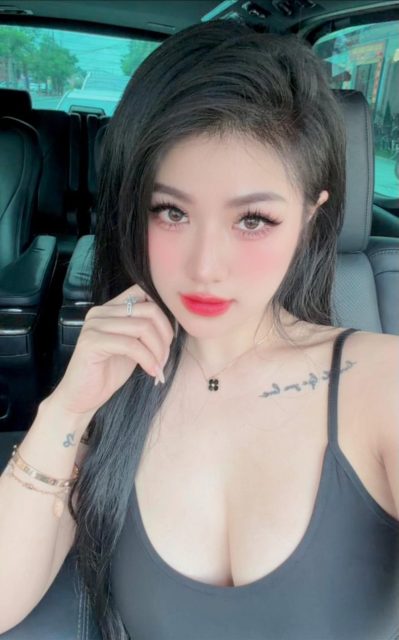 Bích Hoa Nguyễn - Cuộc sống như một chiếc gương: bạn mỉm cười với nó, nó cũng mỉm cười…