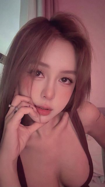 Thủy Tiên - Nhìn anh thấy cô đơn ￼Nên là em cho phép anh thương Mong anh hiểu em…