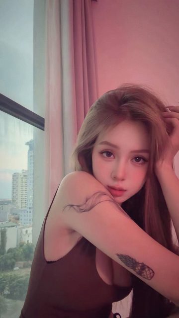 Thủy Tiên - Nhìn anh thấy cô đơn ￼Nên là em cho phép anh thương Mong anh hiểu em…