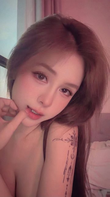 Thủy Tiên - Nhìn anh thấy cô đơn ￼Nên là em cho phép anh thương Mong anh hiểu em…