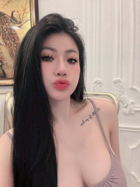 Bích Hoa Nguyễn - hun miếng được hông .. ?