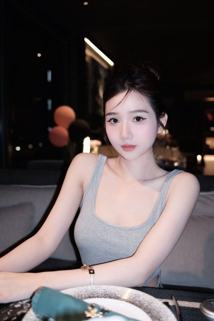 Ly Ly Trần - Những cô gái uống say đều có người yêu đưa về Còn tôi ko bao giờ…