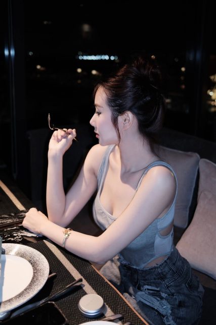 Ly Ly Trần - Những cô gái uống say đều có người yêu đưa về Còn tôi ko bao giờ…