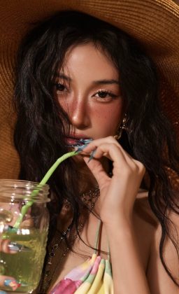 Vũ Phương Anh - Update skin mùa hè: “Jun Vũ tiệc bãi biển”