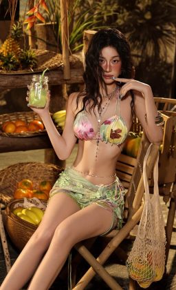 Vũ Phương Anh - Update skin mùa hè: “Jun Vũ tiệc bãi biển”