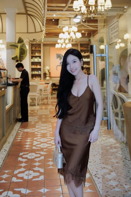 Trịnh Lâm Oanh - Thấy em vất vả không, đã phải vất vả kiếm tiền. Lại còn kiếm lun cả…