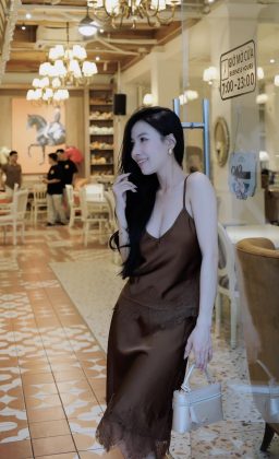 Trịnh Lâm Oanh - Thấy em vất vả không, đã phải vất vả kiếm tiền. Lại còn kiếm lun cả…