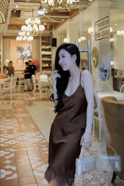 Trịnh Lâm Oanh - Thấy em vất vả không, đã phải vất vả kiếm tiền. Lại còn kiếm lun cả…