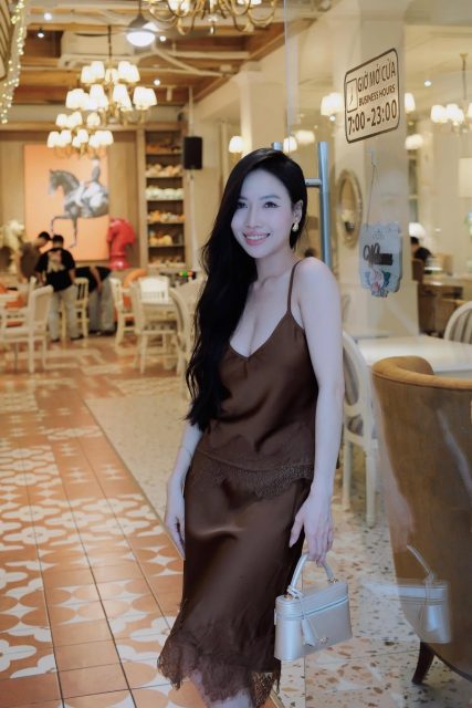 Trịnh Lâm Oanh - Thấy em vất vả không, đã phải vất vả kiếm tiền. Lại còn kiếm lun cả…