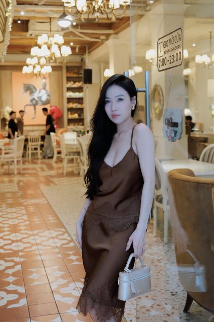 Trịnh Lâm Oanh - Thấy em vất vả không, đã phải vất vả kiếm tiền. Lại còn kiếm lun cả…