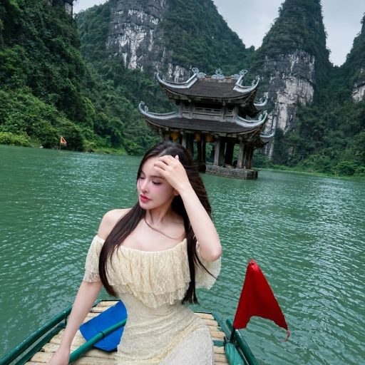 Nguyễn Linh Linh - Em đã đến Ninh Bình nơi anh kể Tràng An non nước hữu tình tựa như…
