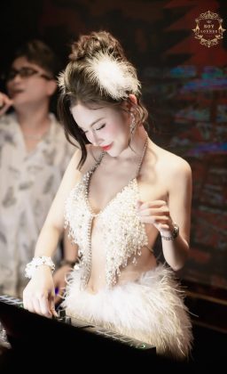 Nguyễn Linh Linh - Hoa khó trồng cần người chăm có lòngg Em khó chiều cần người thương…