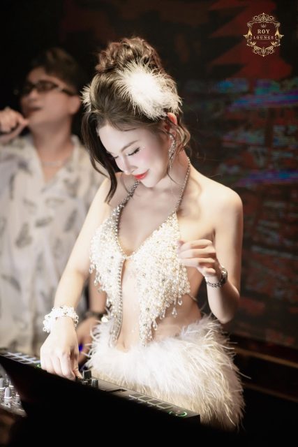 Nguyễn Linh Linh - Hoa khó trồng cần người chăm có lòngg Em khó chiều cần người thương…