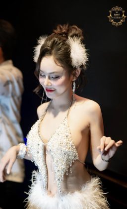 Nguyễn Linh Linh - Hoa khó trồng cần người chăm có lòngg Em khó chiều cần người thương…