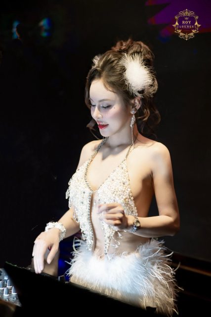 Nguyễn Linh Linh - Hoa khó trồng cần người chăm có lòngg Em khó chiều cần người thương…