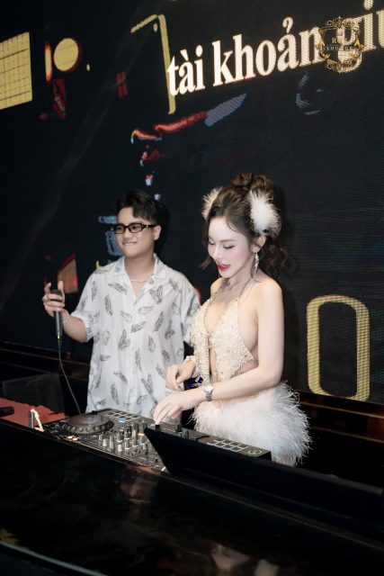 Nguyễn Linh Linh - Hoa khó trồng cần người chăm có lòngg Em khó chiều cần người thương…