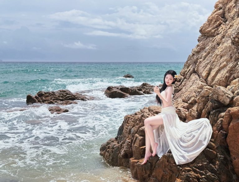 Phạm Thùy Trang - Đi trốn xô bồ