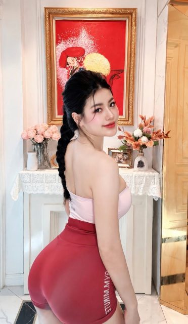 Bích Hoa Nguyễn - Được cái đồ tập lúc nào cũng phải màu sắc mới chịu cơ ..