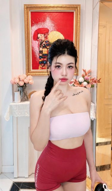 Bích Hoa Nguyễn - Được cái đồ tập lúc nào cũng phải màu sắc mới chịu cơ ..