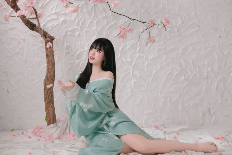 Phạm Thùy Trang - “Gió đến nghe gió, mưa đến ngắm mưa. Thuận theo ý trời..nhân sinh…