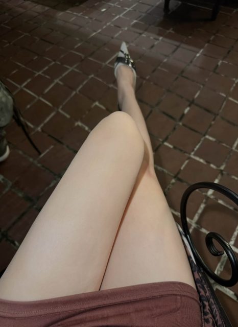 UNa To Uyen - Chiếc đùi bị nói là cột đình và chỉ đk m56 :))