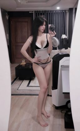 Nguyễn Phạm Tú Uyên - Đi đường cẩn thận vào nhé Coi chừng va phải người đẹp gái như em
