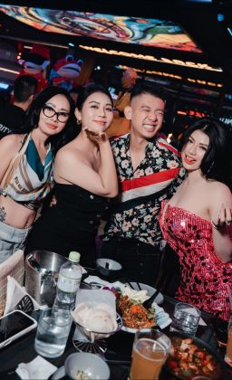 Bích Hoa Nguyễn - Đi chơi là chính , chụp ảnh là nhiệm vụ .. #viral
