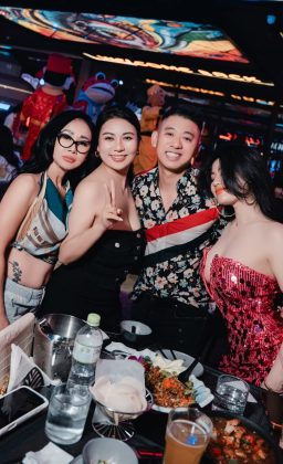 Bích Hoa Nguyễn - Đi chơi là chính , chụp ảnh là nhiệm vụ .. #viral