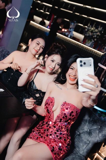 Bích Hoa Nguyễn - Đi chơi là chính , chụp ảnh là nhiệm vụ .. #viral
