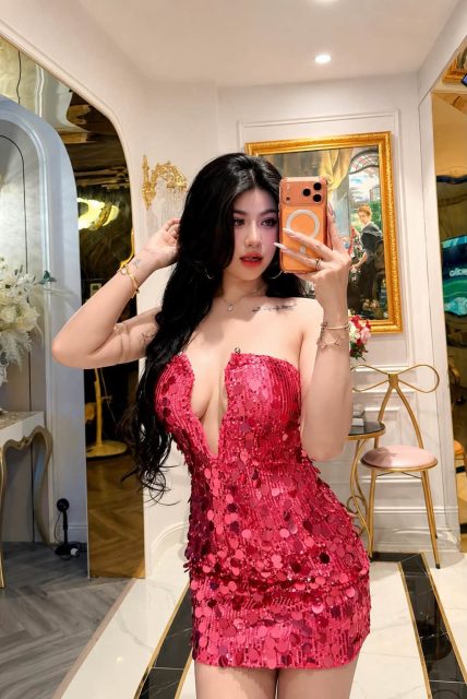 Bích Hoa Nguyễn - Hôm qua ả đi tiệc, lấp la lấp lánh , núng na núng nính ..